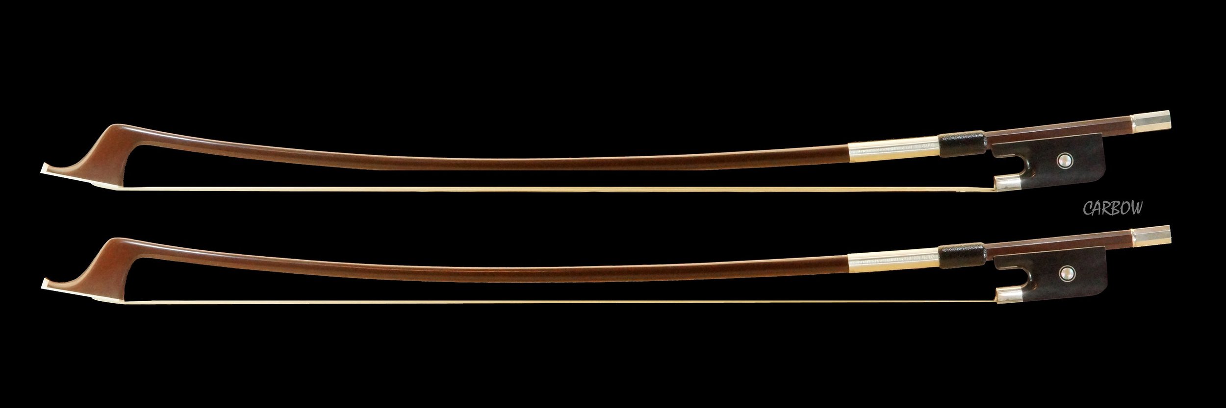 L'image montre deux archets de contrebasse français 29 mm, alignés l'un au-dessus de l'autre, illustrant les différences subtiles dans leur construction et leur design. Ces archets sont conçus pour offrir une flexibilité et une réactivité excellentes, adaptées aux besoins des contrebassistes professionnels