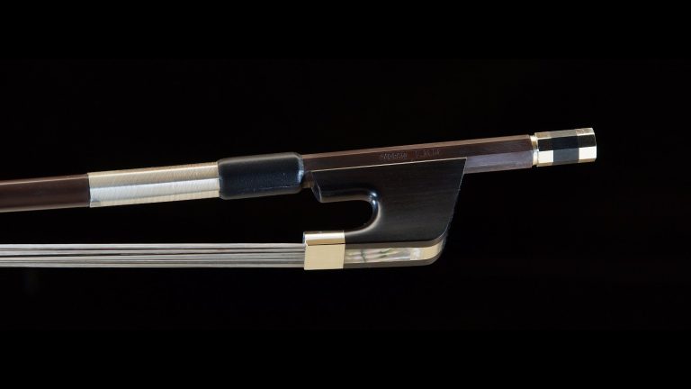 Cette image montre de près la hausse d'un archet de contrebasse français modèle Vincent Pasquier. La hausse en ébène est finement travaillée avec des finitions en métal doré, ajoutant une touche de luxe et d'élégance à l'archet.