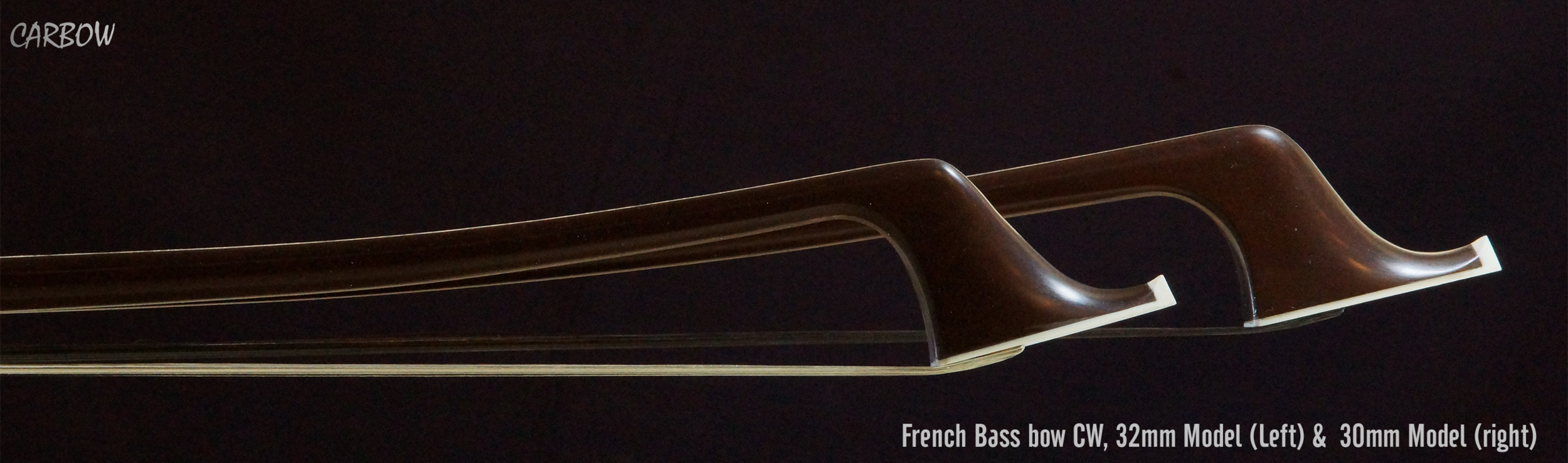 Cette image présente deux têtes d'archets de contrebasse français côte à côte, l'une avec une baguette brune de 32mm et l'autre avec une baguette légèrement plus foncée. Cela permet de comparer la longueur et la courbure des deux archets, démontrant la précision et l'homogénéité de leur fabrication.