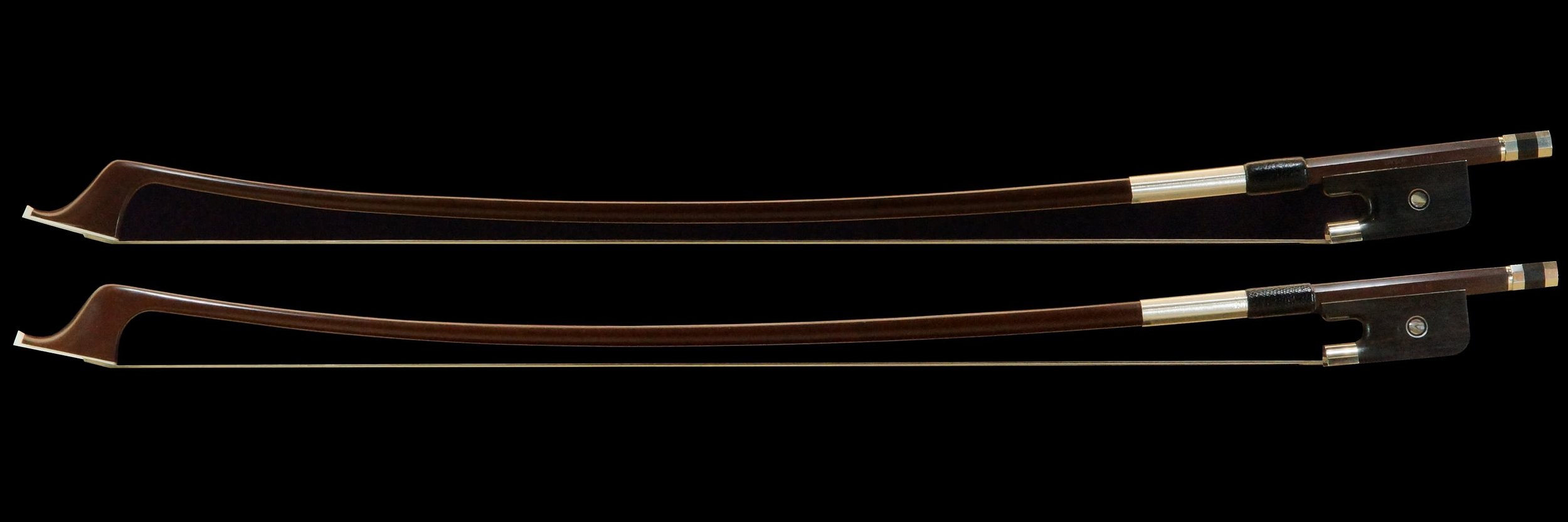 Cette image montre deux archets de contrebasse placés l'un au-dessus de l'autre sur un fond noir. Cela permet de comparer la longueur et la courbure des deux archets, démontrant la précision et l'homogénéité de leur fabrication.