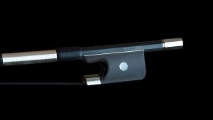 L'image montre un archet de contrebasse, probablement de style français, avec une finition sombre et des détails métalliques. Les french double bass bows sont réputés pour leur équilibre et leur précision, essentiels pour les contrebassistes cherchant une articulation claire et une réponse rapide.