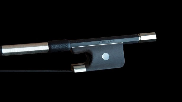 L'image montre un archet de contrebasse, probablement de style français, avec une finition sombre et des détails métalliques. Les french double bass bows sont réputés pour leur équilibre et leur précision, essentiels pour les contrebassistes cherchant une articulation claire et une réponse rapide.