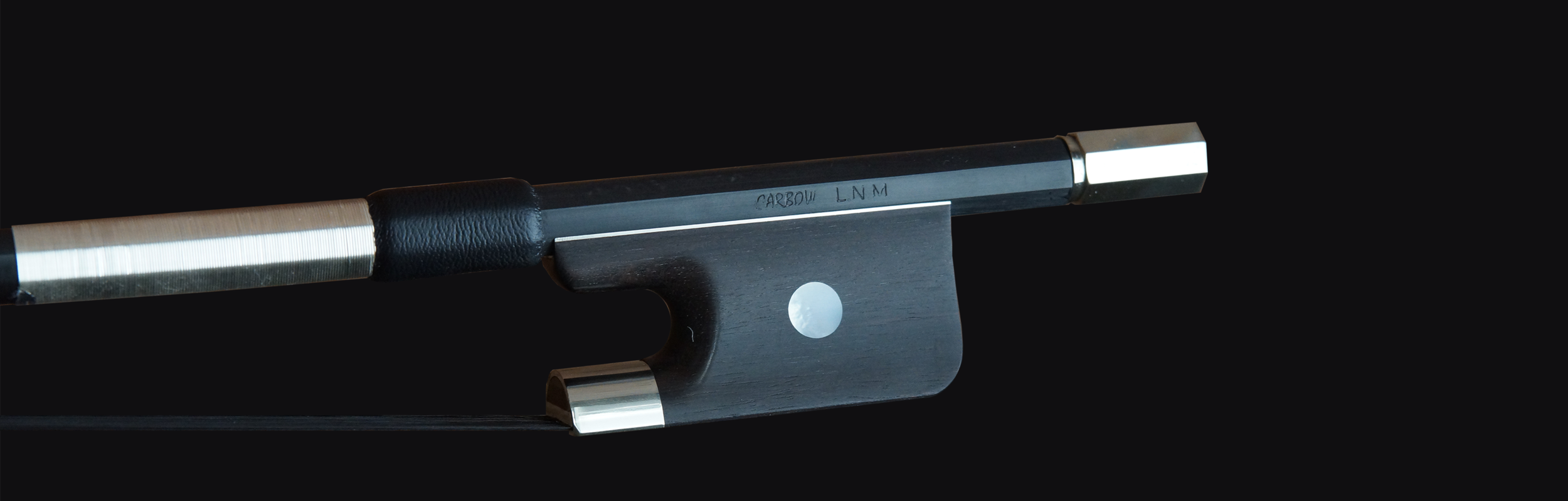 Cette image présente la grenouille d'un archet de contrebasse français 32 mm, avec des finitions en métal et une baguette en bois sombre. La conception ergonomique de la grenouille assure une prise en main confortable et une maniabilité optimale.