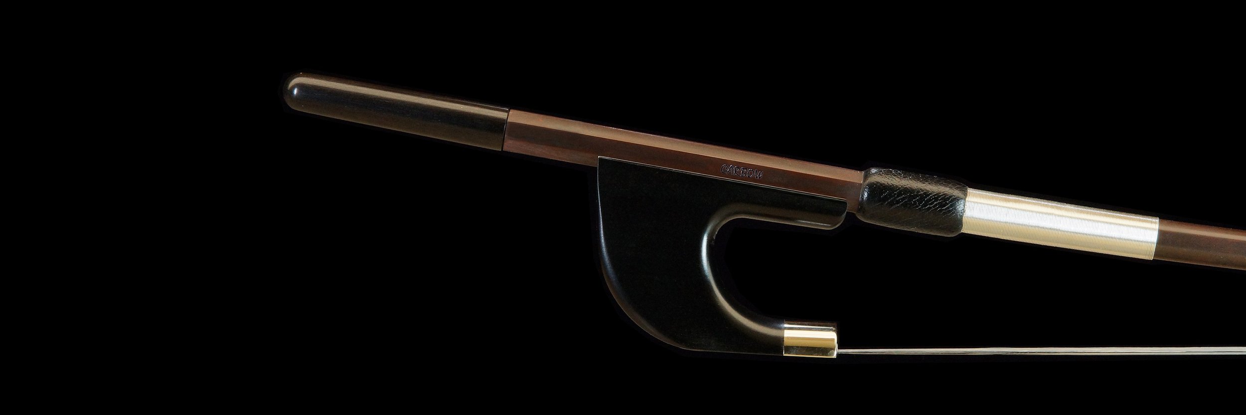 Cette image présente un archet de contrebasse allemand avec une grenouille en composite. Conçu pour une performance optimale, cet archet combine des matériaux traditionnels et modernes pour offrir une excellente maniabilité et une réponse précise.