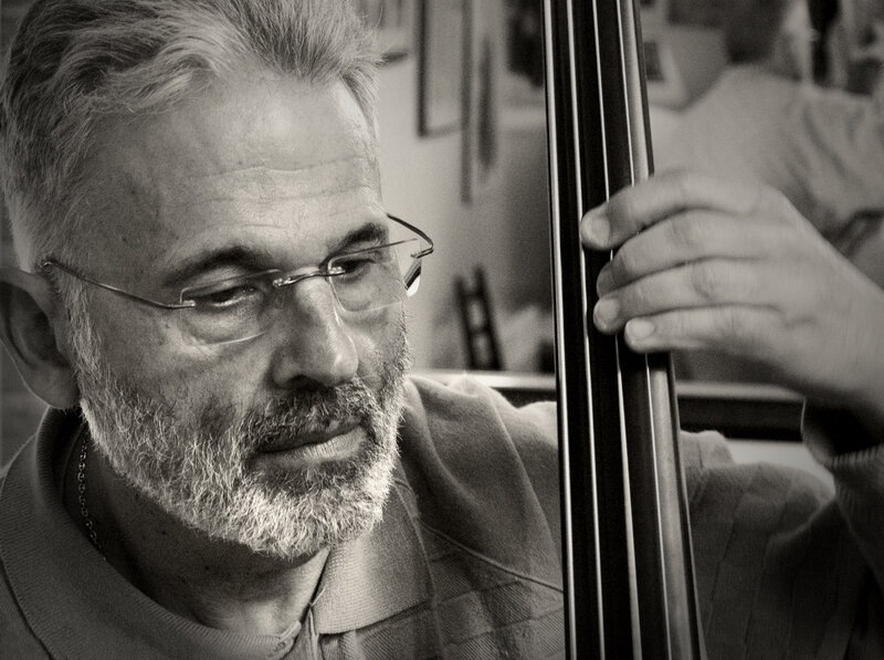 Cette image en noir et blanc montre Gary Karr, un célèbre contrebassiste, jouant de son instrument avec une expression de concentration et de passion. Dans son avis, Gary Karr pourrait partager son expérience positive avec un archet de contrebasse allemand avec une baguette noire. Il pourrait mettre en avant la précision, l'équilibre parfait et la résonance exceptionnelle de l'archet, qui lui permettent de s'exprimer pleinement à travers la musique et d'atteindre un niveau de performance supérieur.