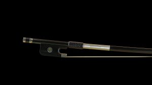 L'image montre un archet d'alto avec une baguette noire, élégamment finie et dotée de détails métalliques subtils. Cet archet d'alto baguette noire offre une excellente maniabilité et une réponse précise, essentiel pour les altistes cherchant à améliorer leur jeu et leur expressivité musicale.
