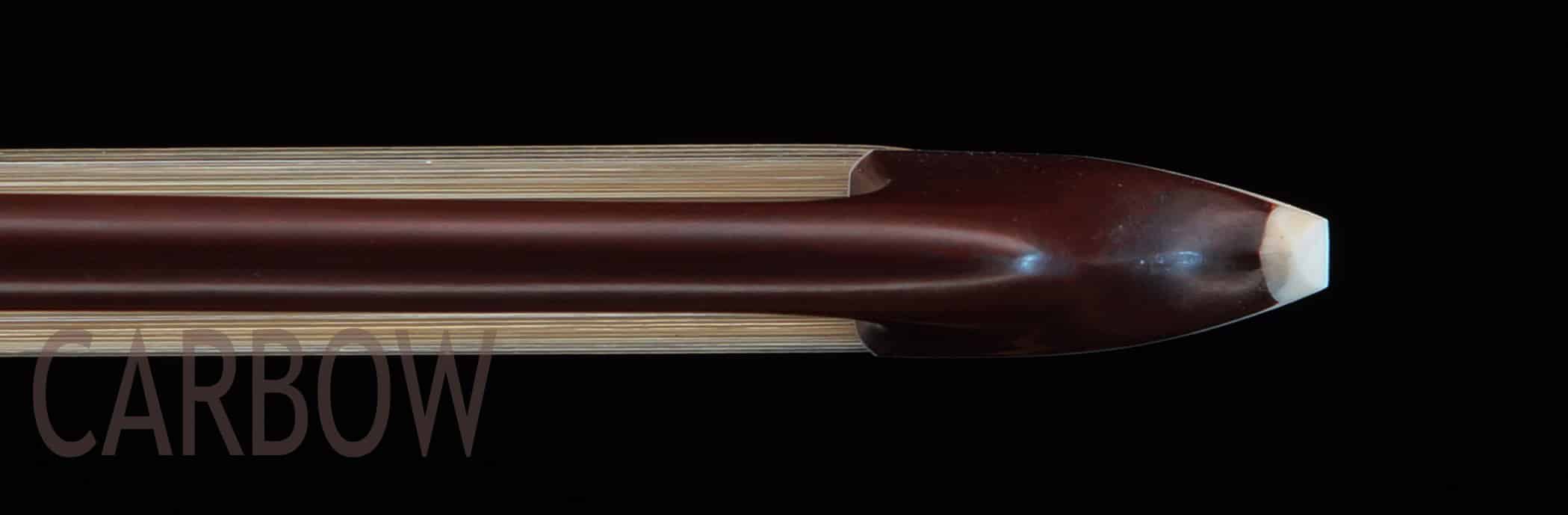 Cette image montre le bout d'un archet de violon marqué "Carbow", suggérant l'utilisation de matériaux en carbone pour une durabilité et une performance améliorées. Les archets Carbow sont connus pour leur légèreté et leur réactivité.